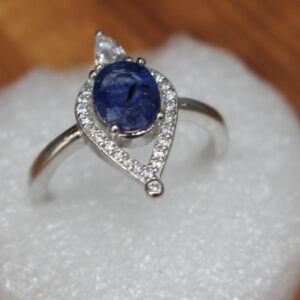 Sapphire stone ring featuring a deep blue, oval-cut gemstone set in Italian 925 rhodium-plated silver. A luminous, hypoallergenic design symbolizing wisdom, emotional clarity, and timeless elegance.