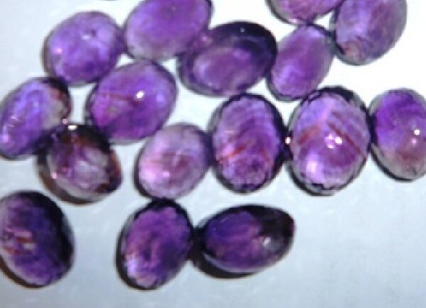 Amethyst gemstone with deep purple hue – healing crystal for emotional clarity and elegant jewelry